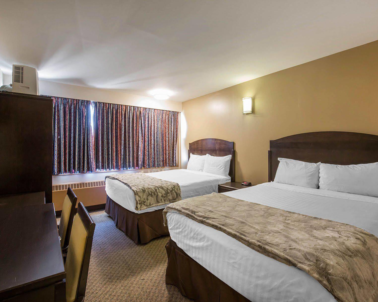 Econo Lodge Inn & Suites City Center Red Deer Buitenkant foto